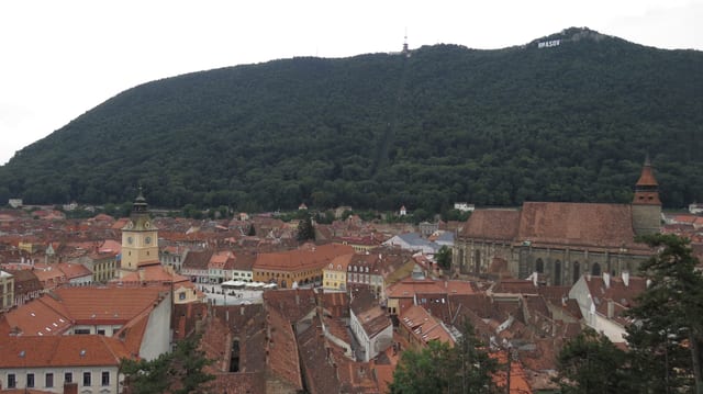 Brașov beneath the wooded ridge of Tâmpa